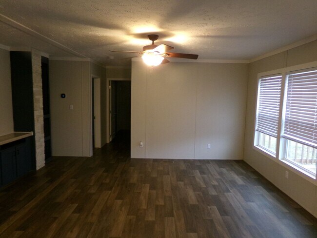 Building Photo - Country Living