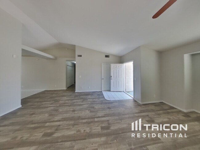 Building Photo - 5033 Golfridge Dr
