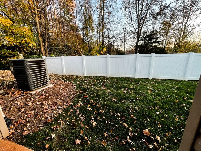 Building Photo - Cozy 3 bedroom, 2 1/2 bathroom townhome in...