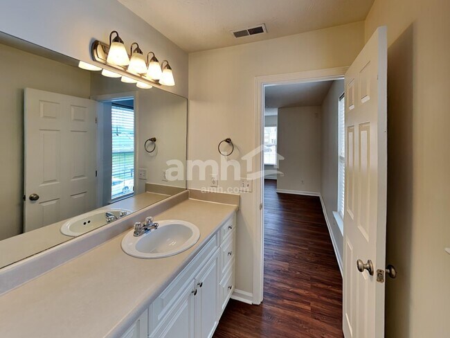 Building Photo - 615 Glen Valley Trl