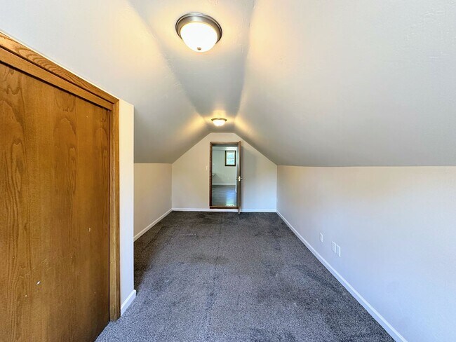 Building Photo - 1628 Deckner Ave