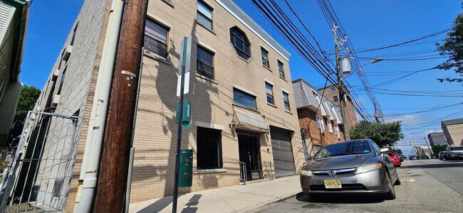 Building Photo - 416 68th St