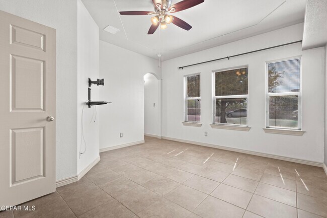Building Photo - 5729 Valley Oak Dr