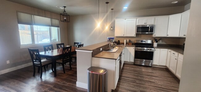 Building Photo - 2633 Park Creek Ave