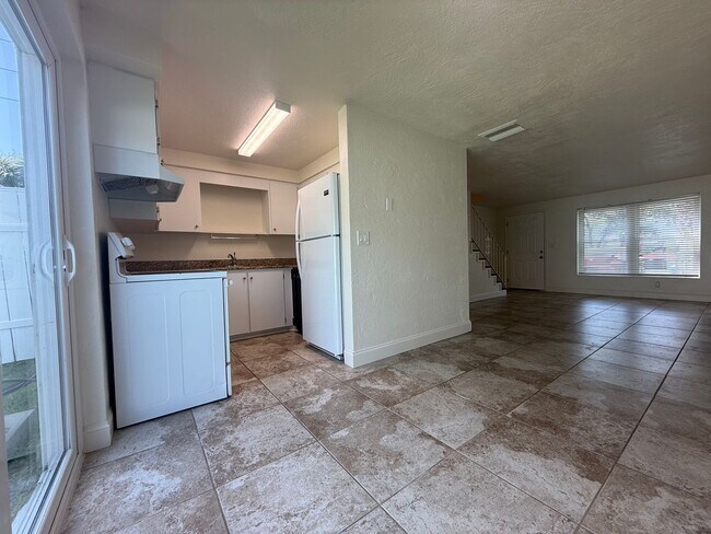 Building Photo - Inviting 2-bedroom, 1.5-bath home in South Daytona
