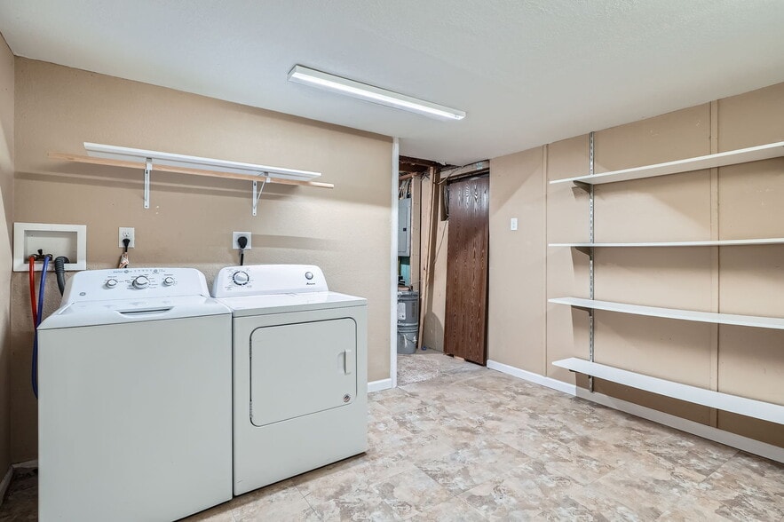 Building Photo - 921 Dakin St