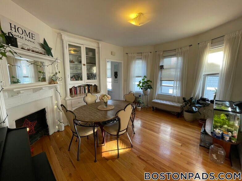 Building Photo - 66 Brooks St