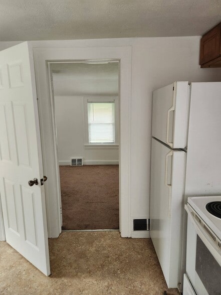 Building Photo - 23246 Alexander Rd