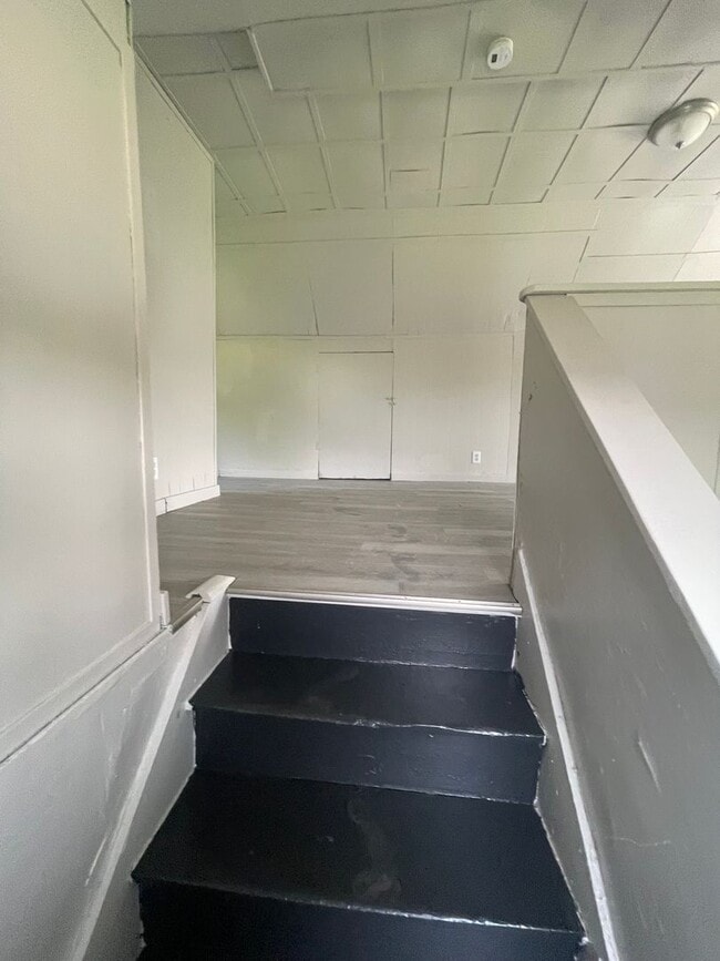 Building Photo - Section 8 Accepted! Spacious Newly Renovat...