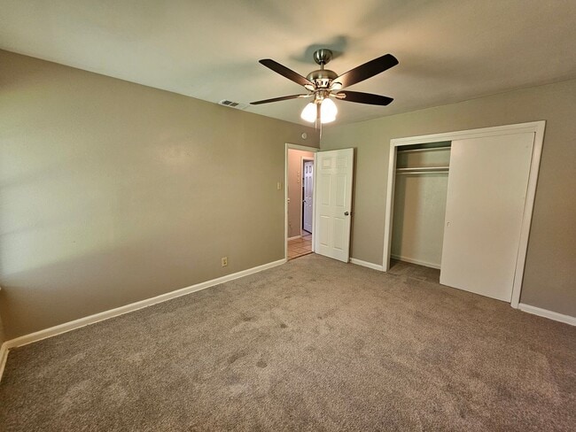Building Photo - 2bed 1 bath near VA Hospital
