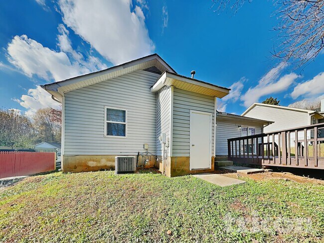 Building Photo - 2916 Vestal Pl