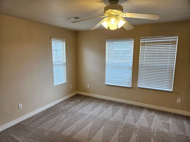 Building Photo - New Carpet & Paint 3 Bd 2.5 Ba Townhome In...