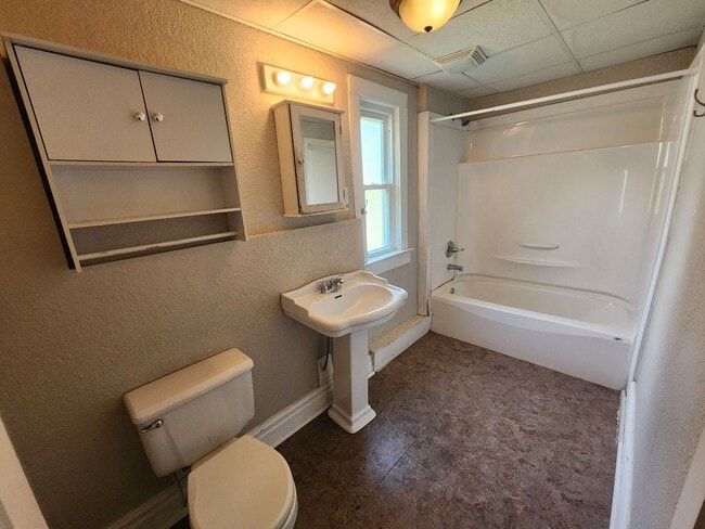 Building Photo - Furnished 3 Bedroom, 1 Bathroom