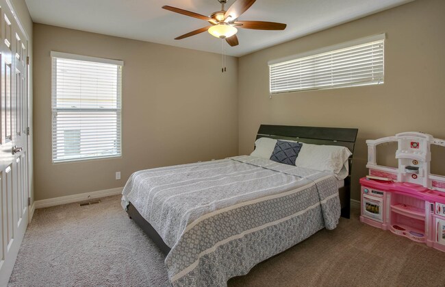 Building Photo - Stylish Living & Modern Comfort in Mission...