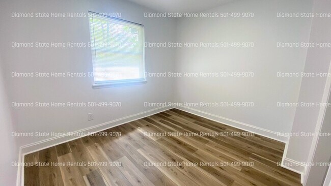 Building Photo - 428 N Oak St