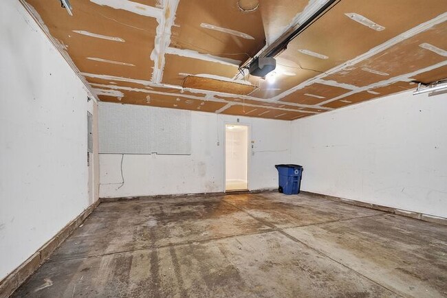 Building Photo - Beautifully Home with Large Backyard & 2-Car Garage in York Subdivision