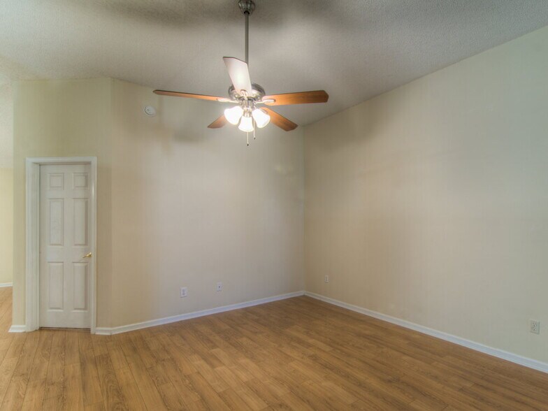 Building Photo - 1588 Glen View St