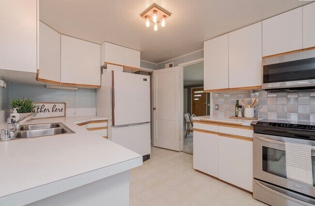 Building Photo - Charming 3-Bedroom Home