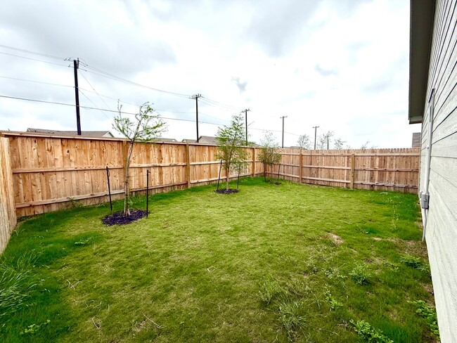 Building Photo - AVAILABLE NOW! 4 Bedroom / 2 Bath Home In ...