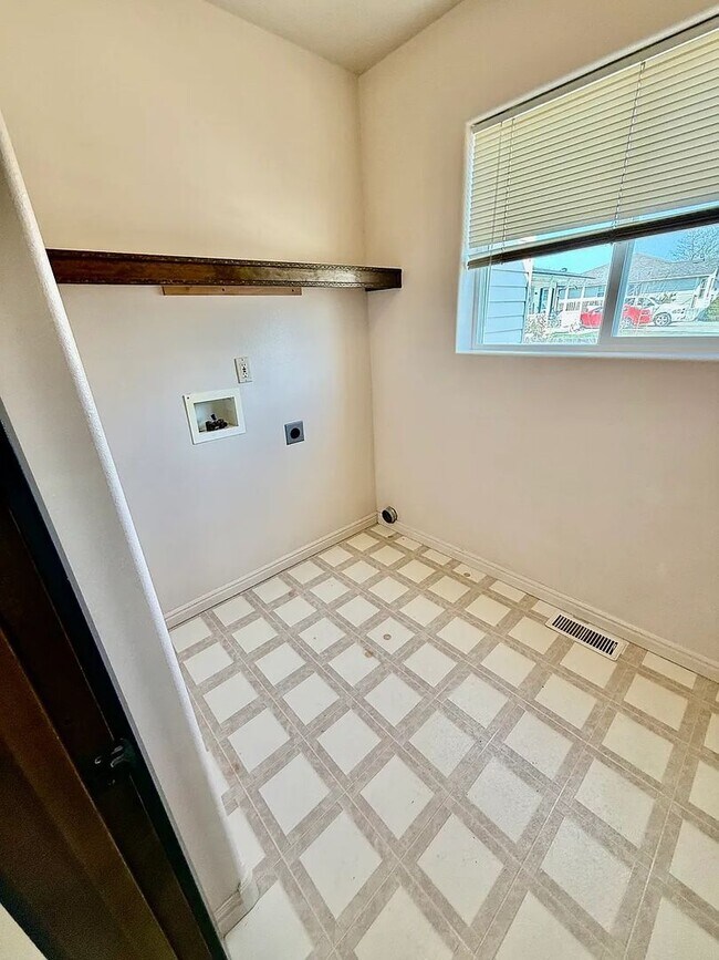 Building Photo - 1639 Roy St