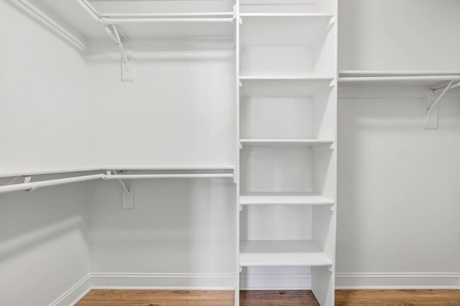 Building Photo - Very Nicely Update Condo in Prime Location!