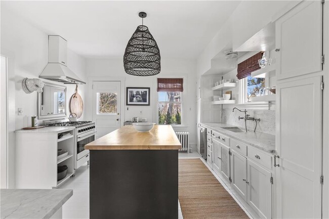 Building Photo - 193 Coggeshall Ave