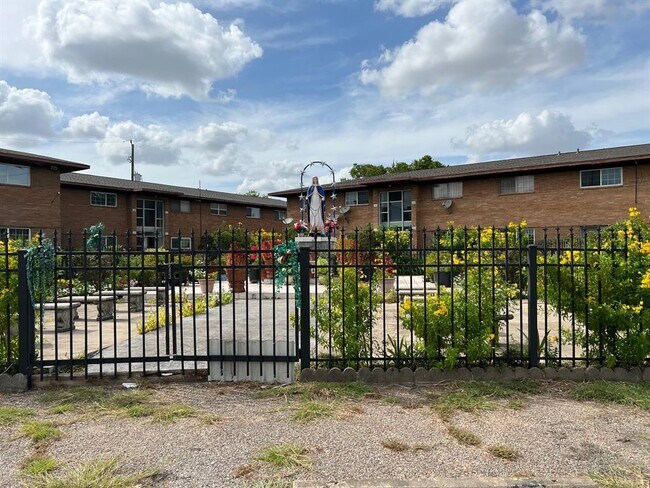 Building Photo - 8001 S Loop E