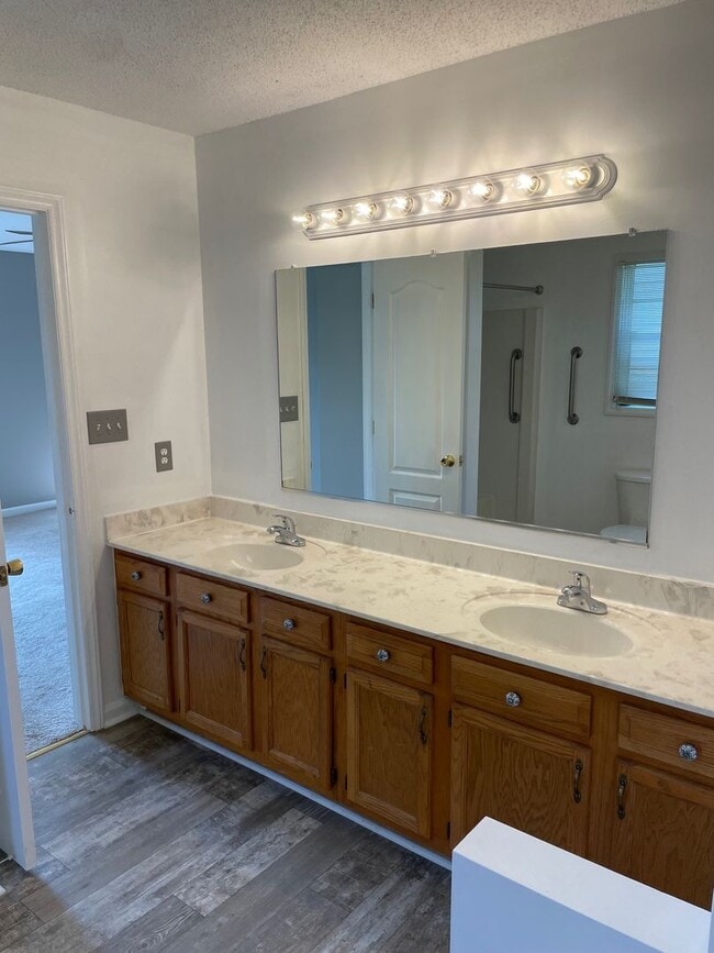 Building Photo - 3-4 Bed with 2 full baths and 2 car garage...