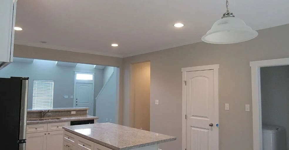 Building Photo - 122 Waverly Dr