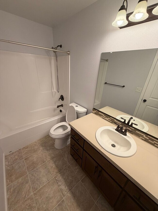 Building Photo - Must See 4 Bedroom!