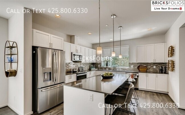Building Photo - Ready to Experience Luxurious Living in Ly...