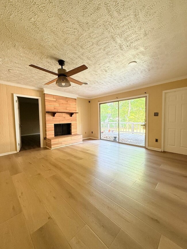 Building Photo - 4 Bed / 2 Bath Spacious Home – Perfect for Families or Roommates