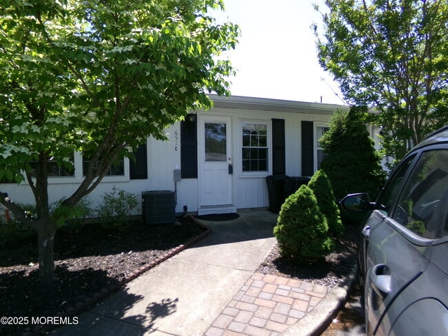 Building Photo - 651C Plymouth Dr