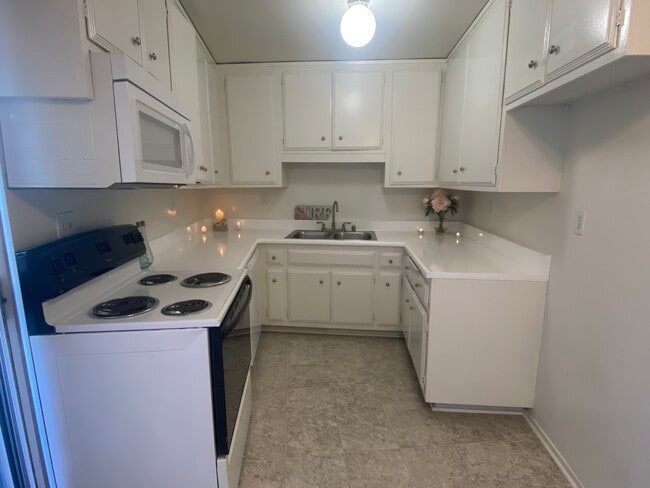 Building Photo - The Grecian Terrace Apartments