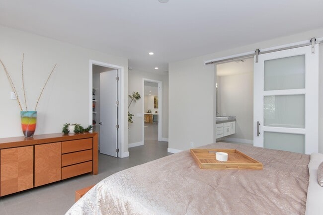 Building Photo - 2423 E Lincoln Cir