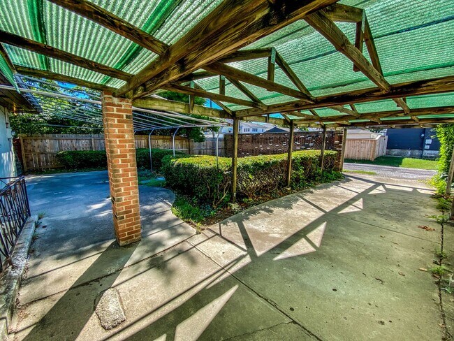 Building Photo - Remodeled Westgate Home with Attached Prof...