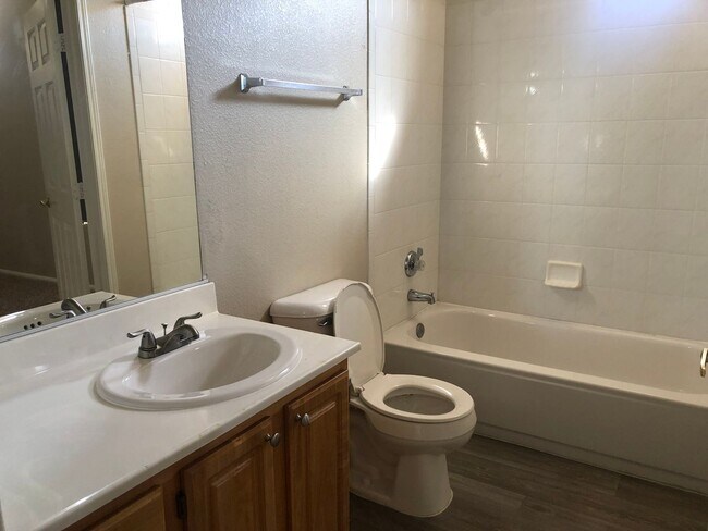 Building Photo - Great Condo, Convenient Location in a Gated Community