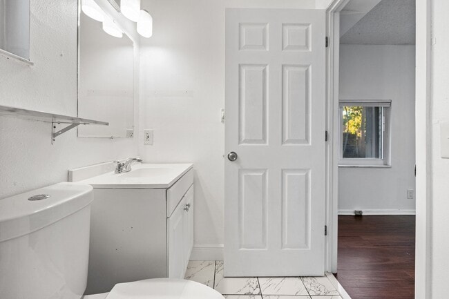 Building Photo - Comfortable Oakland Park Living - 3BR with Outdoor Space