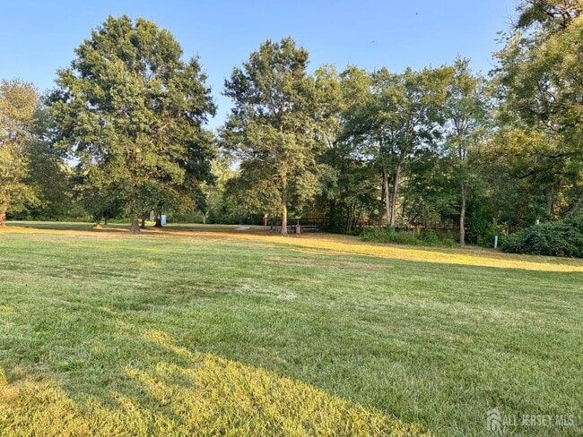 Building Photo - 4 Pond View Dr