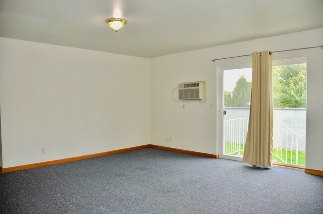 Building Photo - 2 bed 1 bath duplex