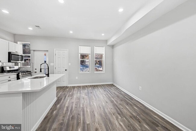 Building Photo - 4206 Ivanhoe Ave