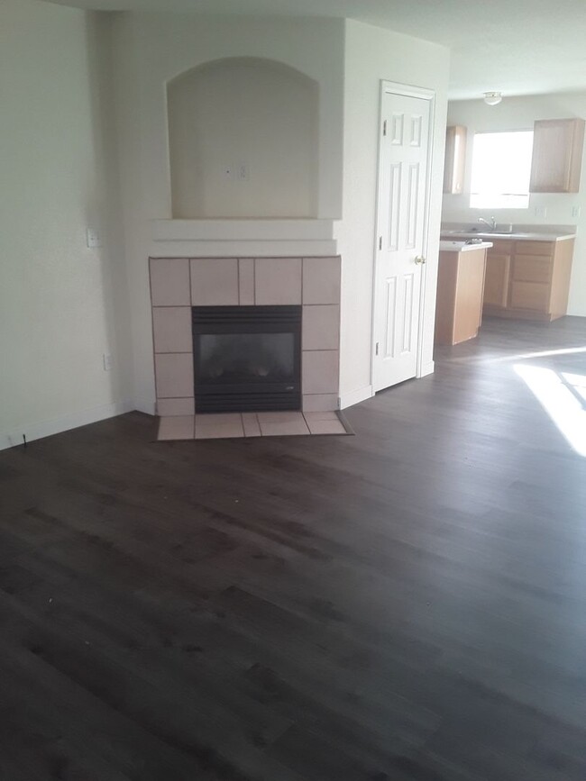 Building Photo - Spacious 2 Bedroom Condo w/ Great Layout!!