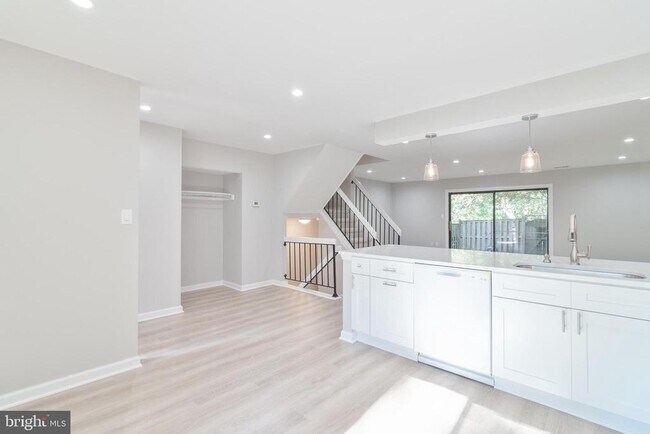 Building Photo - 8748 Ridge Hollow Ct