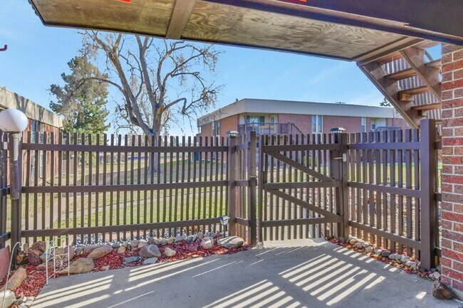 Building Photo - $1,595.00, 2 bed, 1 bath Located in Denver with a washer and dryer + 1/2 off first month rent