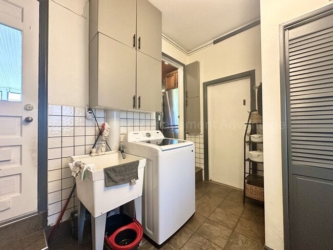 Building Photo - Updated 3-Bed Ranch Steps from Downtown Bi...