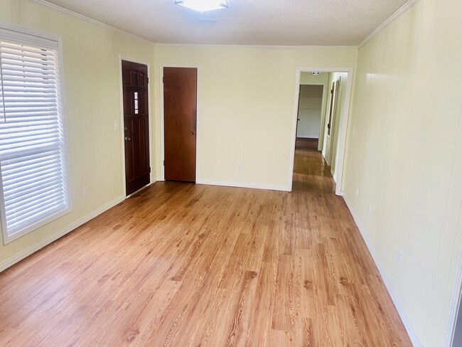 Building Photo - 400 Manchester St