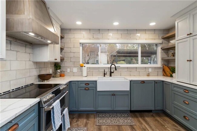 Building Photo - 1960 Variations Dr NE