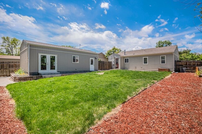 Building Photo - Don't miss this University Hills Home!