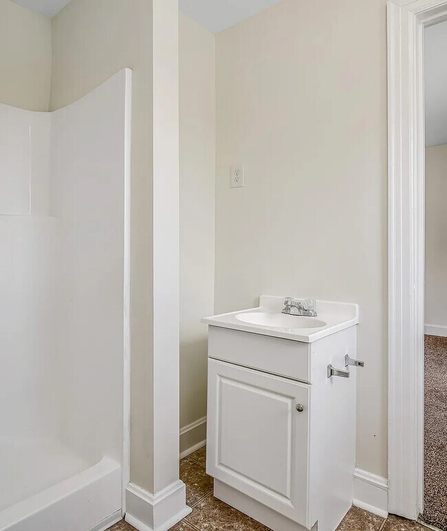 Bathroom between bd2 and bd3 - 3245 Kings Ln