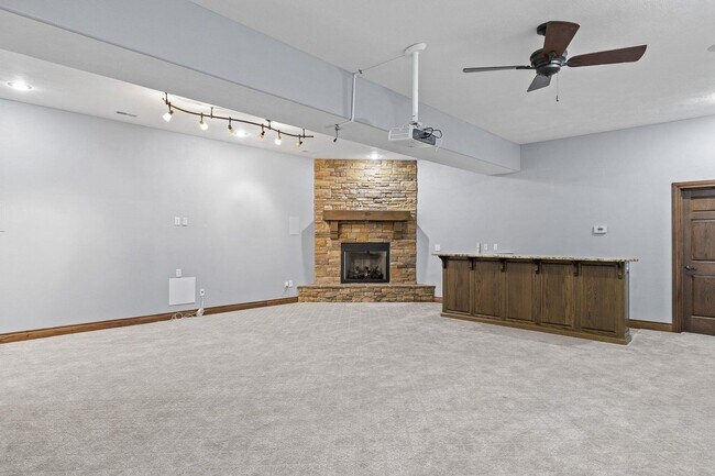 Building Photo - 5 Bedroom Dream Home!